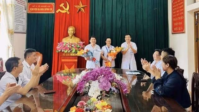 Bệnh viện đa khoa Quỳnh Lưu tổ chức tuyên dương, khen thưởng đột xuất cho bác sĩ Hồ Khắc Thủy và điều dưỡng Nguyễn Thị Loan.