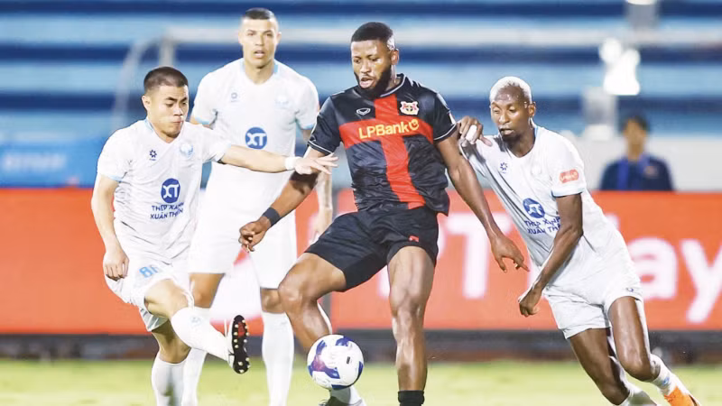 Thép Xanh Nam Định (áo trắng) “lội ngược dòng” thắng Ninh Bình 3-2.