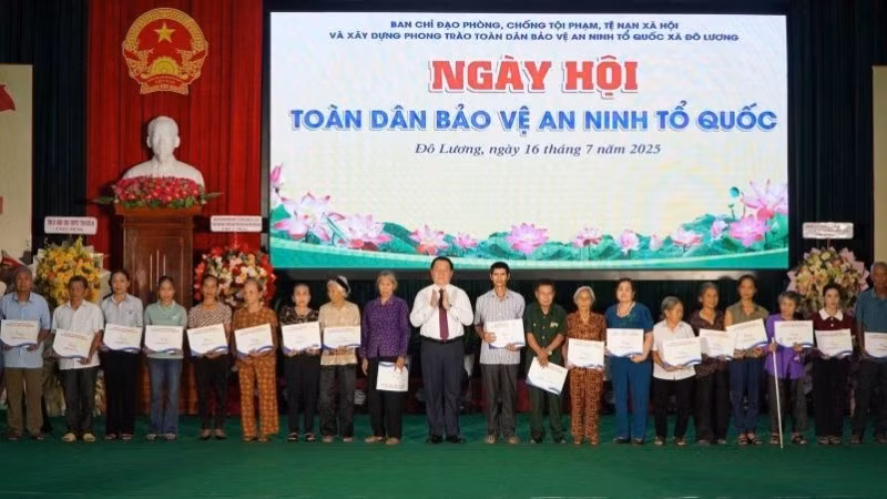 Đồng chí Nguyễn Trọng Nghĩa trao quà tặng các hộ gia đình có hoàn cảnh khó khăn trên địa bàn xã Đô Lương.