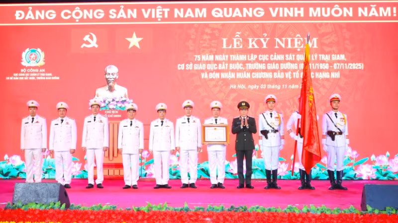 Thừa ủy quyền, Bộ trưởng Lương Tam Quang trao Huân chương Bảo vệ Tổ quốc hạng Nhì tặng Cục Cảnh sát quản lý trại giam, cơ sở giáo dục bắt buộc, trường giáo dưỡng. (Ảnh: https://bocongan.gov.vn/)