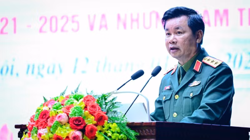 Thượng tướng Đỗ Xuân Tụng, Phó Chủ nhiệm Tổng cục Chính trị, phát biểu chỉ đạo hội nghị. (Ảnh: BẢO LONG)