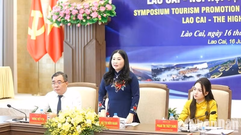 Đồng chí Vũ Thị Hiền Hạnh, Phó Chủ tịch Ủy ban nhân dân tỉnh Lào Cai phát biểu tại buổi tọa đàm. (Ảnh: THANH SƠN)