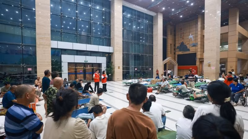 Người dân đã được di dời tới điểm trú ẩn để tránh bão tại Trung Quốc. (Ảnh: TÂN HOA XÃ)