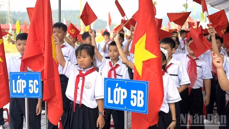 Học sinh Trường nội trú tiểu học-trung học cơ sở Sam Mứn trong ngày khai giảng năm học mới. (Ảnh: LÊ LAN)