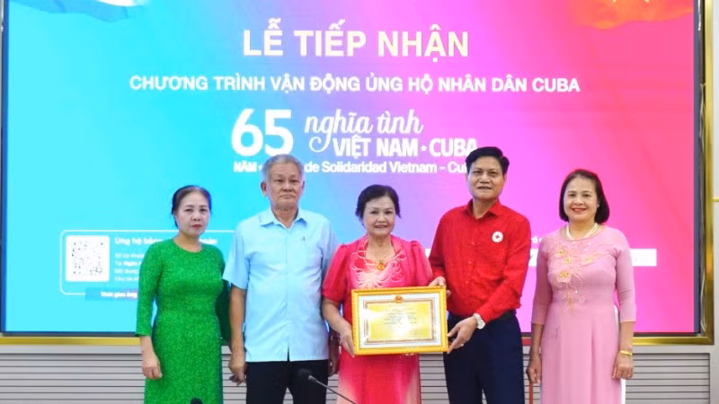 Nhân dân Việt Nam hưởng ứng chương trình ủng hộ nhân dân Cuba. (Ảnh: HỘI CHỮ THẬP ĐỎ VIỆT NAM)
