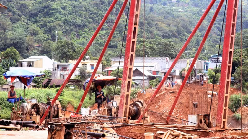 Cầu cứng Tùng Tạo, phường Hà Giang 2, được đầu tư xây dựng để thay thế cầu treo bị nước lũ cuốn trôi do thiên tai.