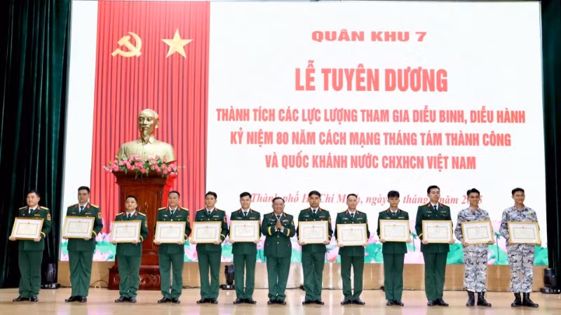 Thủ trưởng Quân khu 7 trao bằng khen cho các cá nhân, đơn vị.