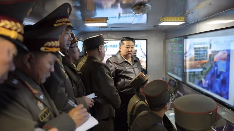 Nhà lãnh đạo Triều Tiên Kim Jong Un giám sát vụ thử tên lửa đạn đạo chiến thuật đất đối đất Hwasongpho-11 Ra., ngày 19/4/2026. (Ảnh: KCNA/TTXVN)