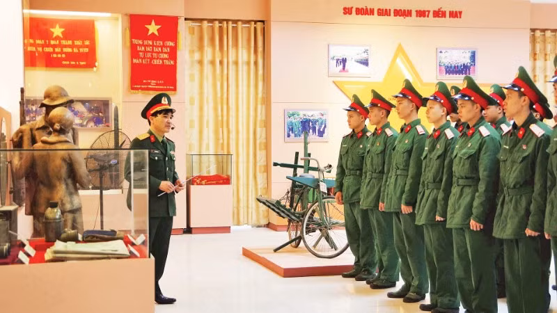 Chiến sĩ Tiểu đoàn 14, Sư đoàn 3 tham quan Nhà truyền thống Sư đoàn.