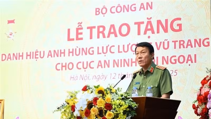 Bộ trưởng Lương Tam Quang phát biểu chúc mừng, giao nhiệm vụ cho lực lượng An ninh đối ngoại tại Lễ trao tặng danh hiệu Anh hùng Lực lượng vũ trang nhân dân cho Cục An ninh đối ngoại. (Ảnh: Bộ Công an)