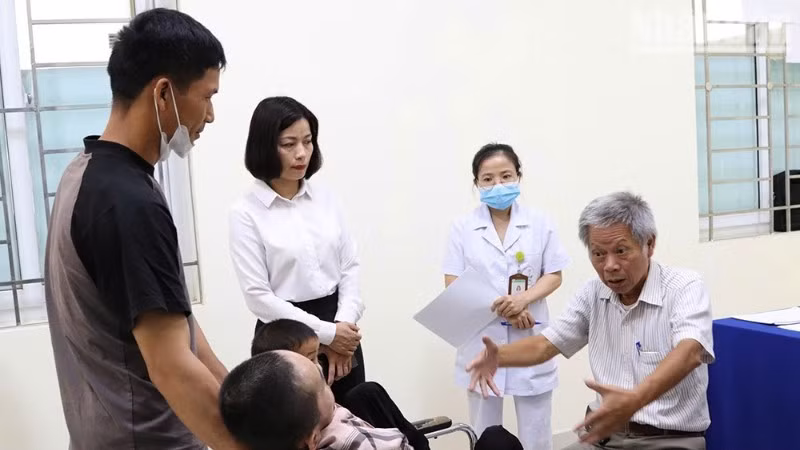 Bác sĩ Trung tâm II tiến hành khám sàng lọc cho trẻ khuyết tật có hoàn cảnh khó khăn Sơn La. 