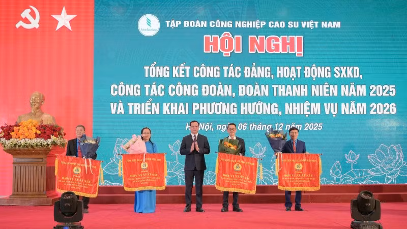 Trao cờ thi đua tặng các đơn vị đạt thành tích xuất sắc năm 2025.