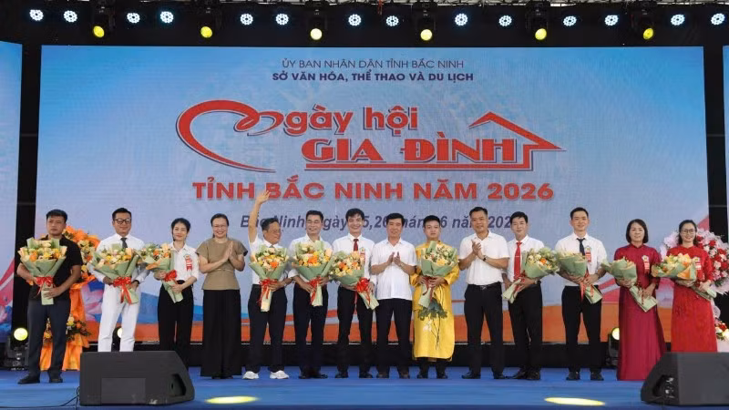 Đại diện các gia đình dự thi phần năng khiếu nhận hoa của Ban tổ chức tại sự kiện.