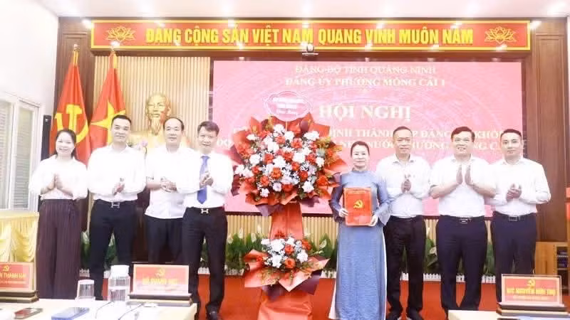 Đảng bộ Khối doanh nghiệp ngoài nhà nước phường Móng Cái 1 ra mắt. (Ảnh: QUANG THỌ)