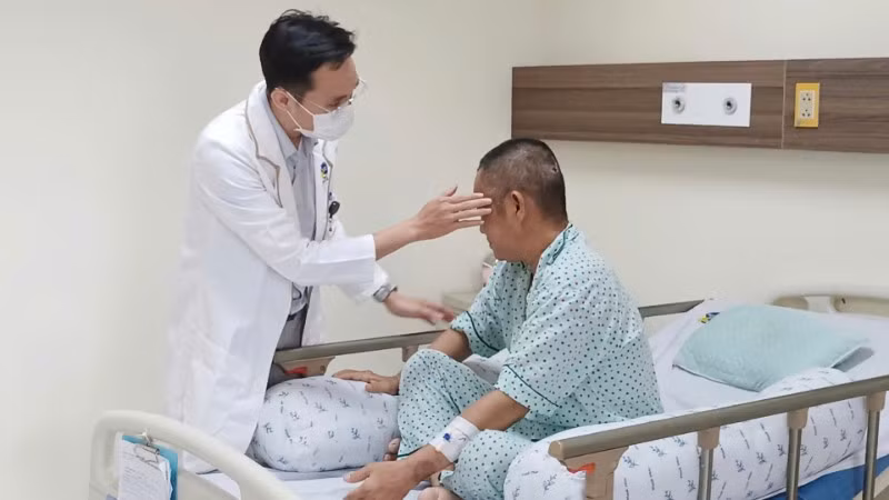 Bác sĩ thăm khám bệnh nhân sau phẫu thuật vỡ túi phình mạch máu não.