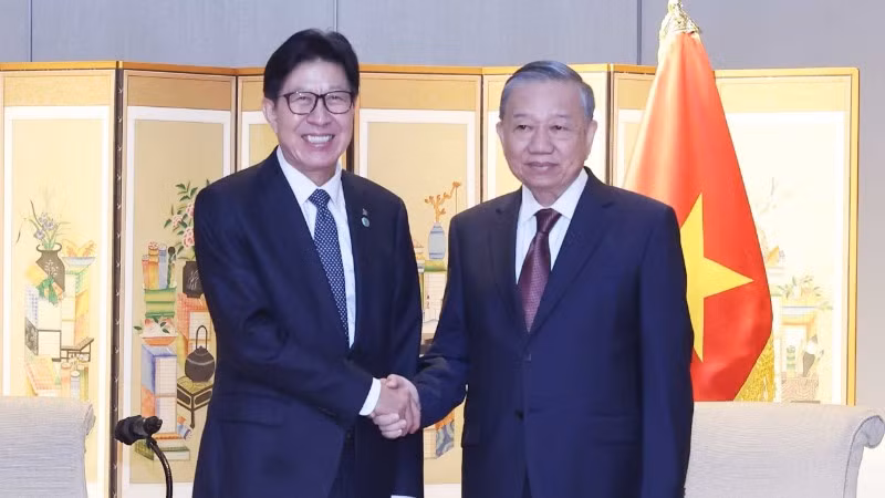 Tổng Bí thư Tô Lâm tiếp ông Busan Park Hyeong Jun, Thị trưởng thành phố Busan, Hàn Quốc. (Ảnh: TTXVN)