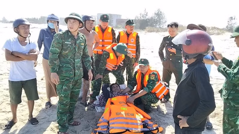 Lực lượng Biên phòng kịp thời sơ cứu và đưa ngư dân bị nạn đến cơ sở y tế.