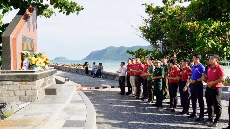 Đoàn công tác Bộ đội Biên phòng Thành phố Hồ Chí Minh dâng hương tại Di tích lịch sử Cầu tàu 914. (Ảnh: QUANG TIẾN)