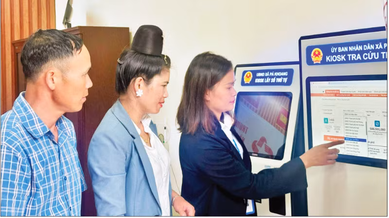 Công chức xã Mường Phăng, tỉnh Điện Biên hướng dẫn nhân dân cách giải quyết thủ tục hành chính trên cây tại Trung tâm dịch vụ hành chính công tại xã.