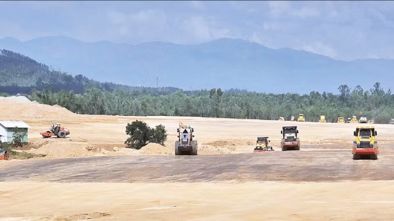 Đẩy nhanh tiến độ thi công Cảng hàng không Phù Cát. (Ảnh: HOÀNG QUI)