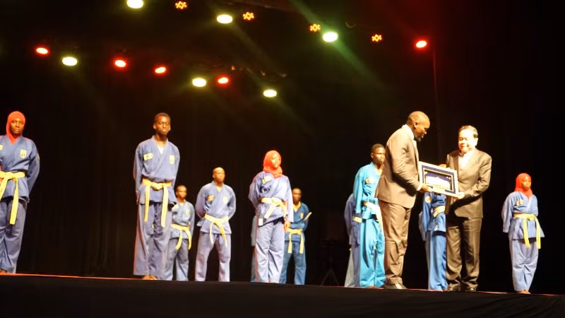 Chủ tịch Quốc hội Trần Thanh Mẫn trao quà lưu niệm tặng Lãnh đạo Liên đoàn Vovinam Senegal sau buổi biểu diễn võ thuật. (Ảnh: VĂN CHÚC)