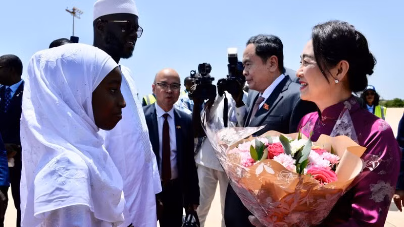 Chủ tịch Quốc hội Cộng hòa Senegal El Malick Ndiaye đón Chủ tịch Quốc hội Trần Thanh Mẫn và Phu nhân cùng Đoàn đại biểu cấp cao Việt Nam tại sân bay. (Ảnh: VĂN CHÚC)