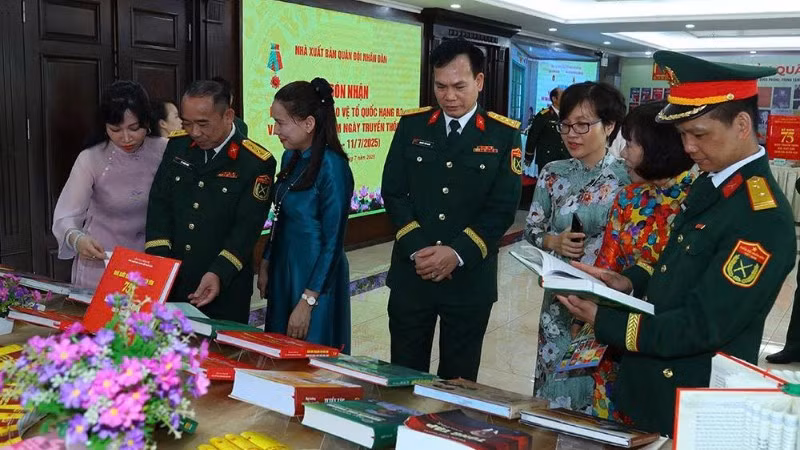 Bạn đọc trong và ngoài quân đội tìm hiểu các ấn phẩm tại gian trưng bày sách của Nhà xuất bản Quân đội nhân dân.