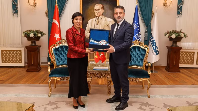 Đại sứ Việt Nam tại Thổ Nhĩ Kỳ Đặng Thị Thu Hà gặp Thị trưởng Bursa. (Ảnh: Đại sứ quán Việt Nam tại Thổ Nhĩ Kỳ)