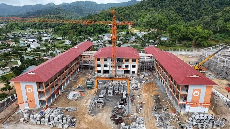 Công trình xây dựng Trường nội trú liên cấp Thanh Nưa (thuộc xã Thanh Nưa, tỉnh Điện Biên) hiện đã cơ bản hoàn thành 80% tiến độ.