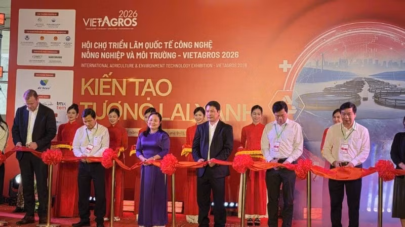 Đại biểu cắt băng khai mạc hội chợ.