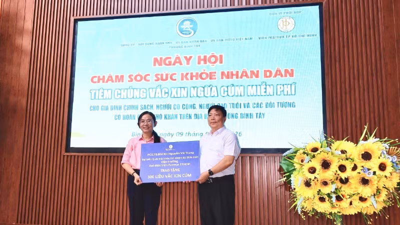 Lãnh đạo Viện Pasteur Thành phố Hồ Chí Minh trao vaccine cho phường Bình Tây.