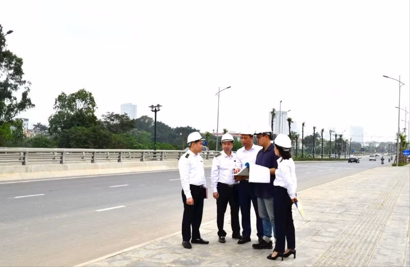 Tổ kiểm toán kiểm tra thực tế tại tuyến đường Lê Quang Đạo kéo dài (Hà Nội). (Ảnh NGUYỄN LY)