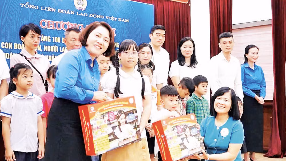 Lãnh đạo Tổng Liên đoàn Lao động Việt Nam tặng quà con em người lao động ngành Than-Khoáng sản Việt Nam nhân Tháng hành động vì trẻ em năm 2026. (Ảnh: PHƯƠNG CHI)
