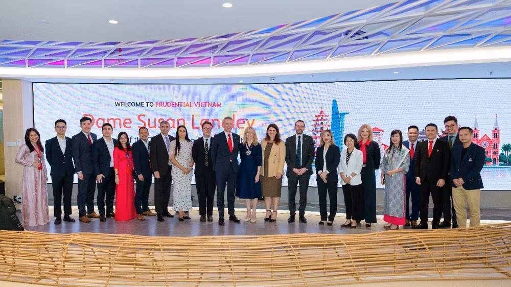 Nữ Thị trưởng Khu Trung tâm Tài chính London Dame Susan Langley đến thăm Văn phòng Prudential Việt Nam. (Ảnh: Prudential)