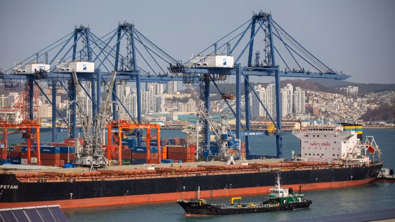 Quang cảnh cảng hàng hóa tại Busan, Hàn Quốc. (Ảnh: THX/TTXVN)