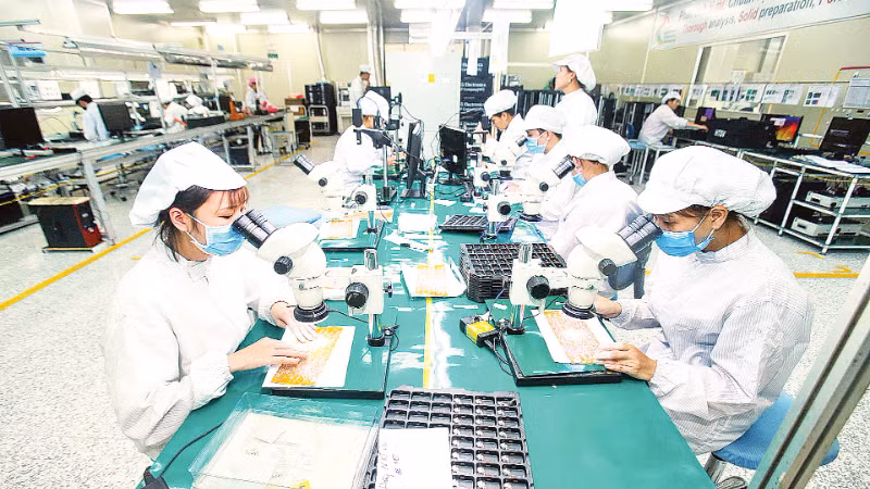 Dây chuyền sản xuất bảng mạch điện tử tại nhà máy của Công ty TNHH 4P ở tỉnh Hưng Yên. (Ảnh: ĐĂNG ANH)