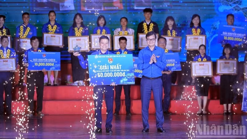Đồng chí Bùi Quang Huy, Ủy viên dự khuyết Trung ương Đảng, Bí thư Thứ nhất Trung ương Đoàn (bên phải), trao giải nhất Cuộc thi tặng đại diện dự án "Cà Mèn". (Ảnh: LINH PHAN)