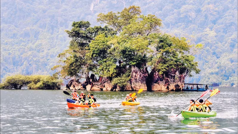 Chèo kayak trên thắng cảnh hồ Ba Bể. (Ảnh: HƯƠNG DỊU)