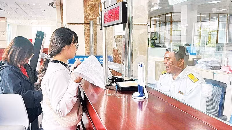 Người dân được hướng dẫn làm thủ tục tại Thuế Thành phố Hồ Chí Minh. (Ảnh: ANH TUẤN)