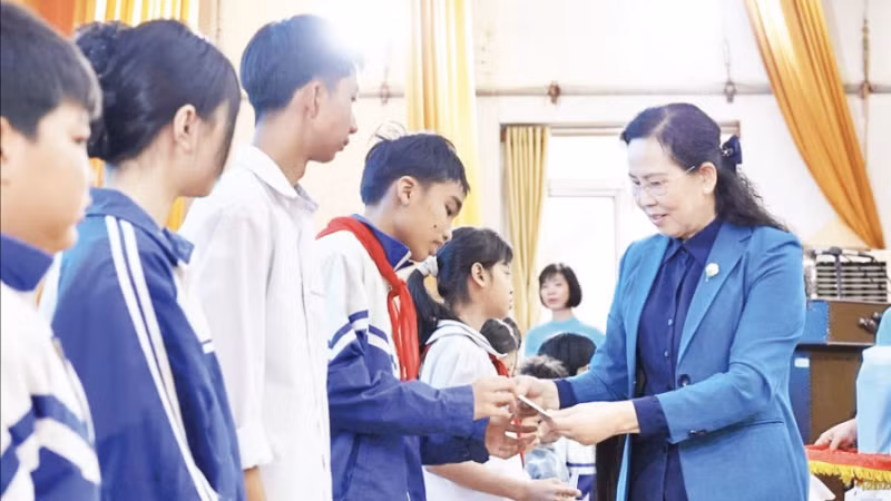 Chủ tịch Hội Liên hiệp Phụ nữ Việt Nam Lê Thị Thủy tặng quà các học sinh có hoàn cảnh khó khăn tại xã Hưng Hà, tỉnh Hưng Yên.
