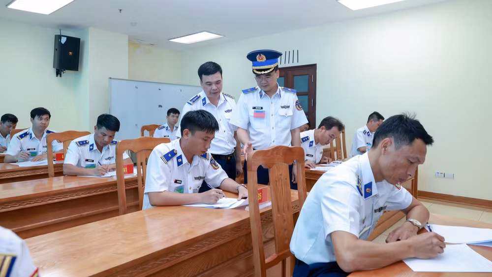 Thiếu tướng Trần Văn Lượng, Phó Tư lệnh, Tham mưu trưởng Cảnh sát biển Việt Nam, Trưởng Ban tổ chức hội thi, theo dõi thí sinh thực hiện thi lý thuyết môn công tác Đảng-công tác chính trị.