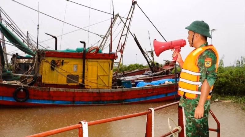 Lực lượng Trạm Kiểm soát Biên phòng Cửa Đáy, Đồn Biên phòng Kim Sơn, tỉnh Ninh Bình, kêu gọi tàu thuyền và ngư dân về nơi tránh trú an toàn.