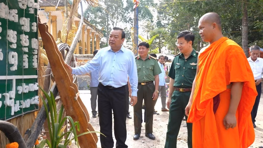 Phó Bí thư Tỉnh ủy Tây Ninh Phạm Hùng Thái trao đổi với người có uy tín trong đồng bào Khmer (Nguồn ảnh: Minh Anh)