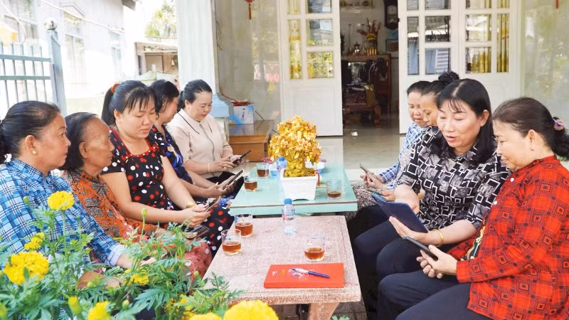 Hội viên phụ nữ tham gia sinh hoạt mô hình “Gia đình số” tại xã Tân Thạnh, tỉnh Đồng Tháp. (Ảnh: HỮU NGHĨA)