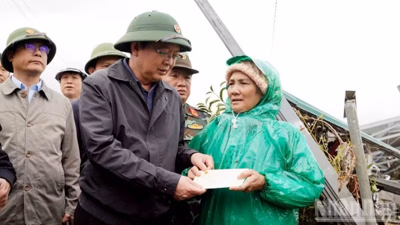 Phó Thủ tướng Hồ Quốc Dũng trao quà hỗ trợ người dân xã D'Ran, tỉnh Lâm Đồng, bị ảnh hưởng lũ lụt.