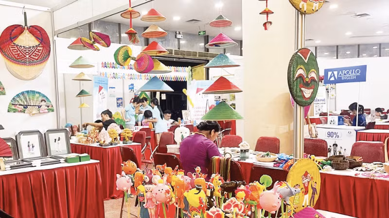 Trưng bày sản phẩm thủ công truyền thống tại Trung tâm Triển lãm Văn hóa nghệ thuật Việt Nam. (Ảnh: NGỌC LIÊN)
