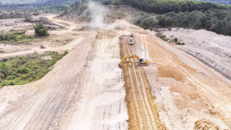 Đập chính hồ Yên Ngựa đang trong quá trình thi công. (Ảnh: NGUYỄN CÔNG LÝ)