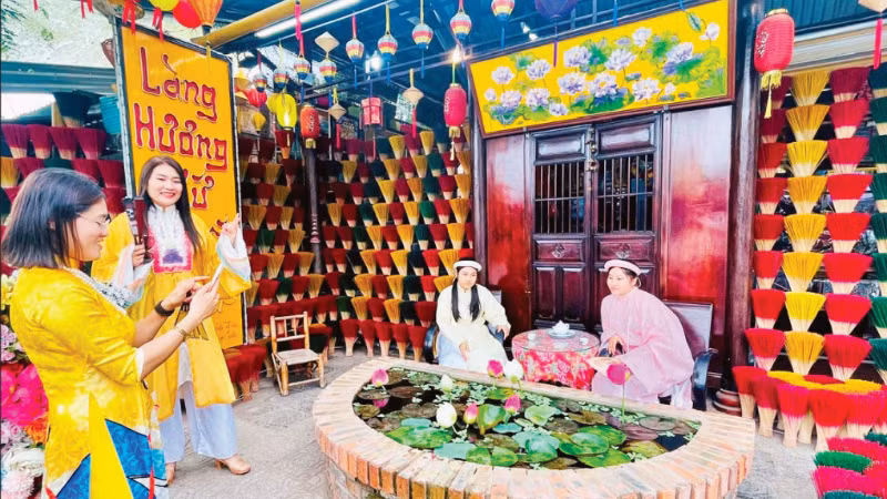 Du khách tham quan, trải nghiệm tại Làng hương Thủy Xuân, Huế. Ảnh: Trang Anh