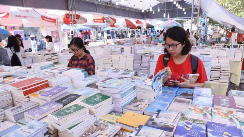 Những ngày hội sách quốc gia luôn thu hút sự quan tâm của giới trẻ. (Ảnh: QUANG VINH)