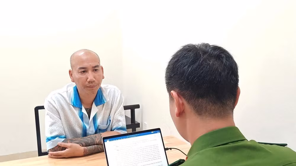 Lê Văn Phú (tức Phú Lê) tại cơ quan Công an. (Ảnh: Công an Hà Nội)
